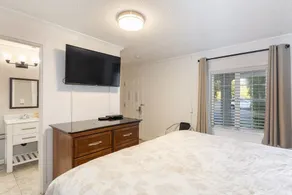 Vineyard Valley Inn - Image 4