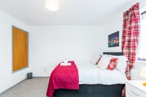 Cosy 2-bed House! Dagenham! Free Parking - Image 3