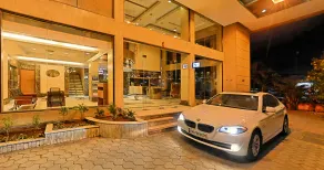 The Hotel Royal Plaza - Image 3