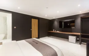 Rampart Hotel - Image 2