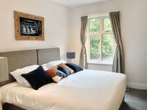 BookedUK - Large Cosy Cottage - Image 2