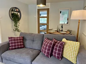 BookedUK - Lovely 2BR Flat in Hoddesdon - Image 2