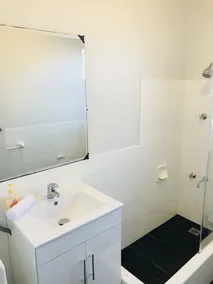 #10 South Pacific Apartments - Image 5