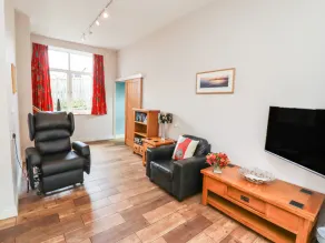 Sunday Cottage - Image 2