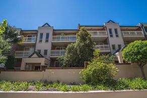 Rustic Hardwood 2 Bedroom Apartment in Randwick - Image 5