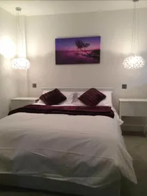 Great 2 BED in Northfields With Private Garden - Image 4