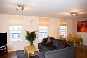 Bright and Modern Home in Edinburgh - Image 5