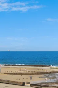 Newcastle Short Stay Accommodation - Sandbar Newcastle Beach - Image 4
