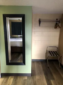 Knights Inn Motel - Image 5
