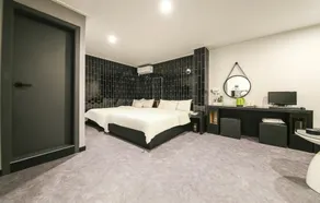 Line Hotel - Image 4
