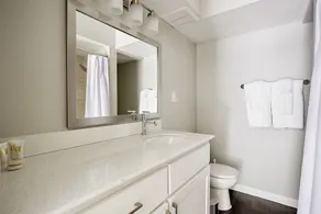 Deluxe Braeswood Place Suites By Sonder - Image 2