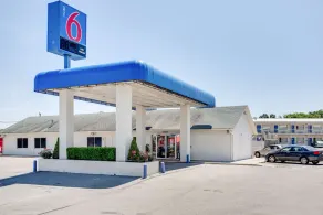 Motel 6 Fayetteville, AR - Image 2