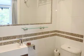 Elegant 2 Bedroom House in Inner City Oasis - Image 5