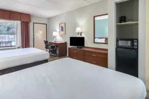 Econo Lodge - Image 4