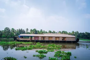 OYO 23103 Houseboat Ganga 5bhk Deluxe - Image 5