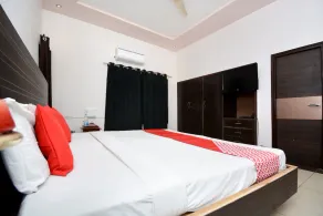 D S Royal Guest House b y OYO Rooms - Image 2