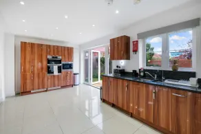 Luxury 5 bedroom Serviced Hse Leavesden - Image 3