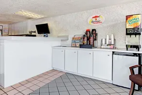 Super 8 by Wyndham Tampa U.S.F. Near Busch Gardens Downtown - Image 2