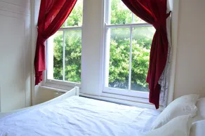 Fantastic Bright in West Kensington - Image 4