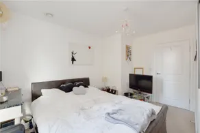 2 Bedroom Flat In Greenwich - Image 2