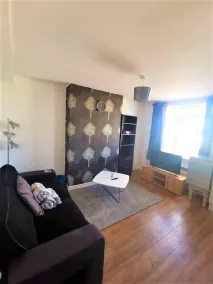 Stylish Luton Apartment With Wi-fi & Free Parking - Image 3