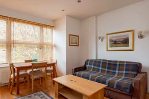 Bright and Spacious 2 Bedroom Flat - Image 2