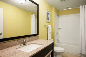 Days Inn & Suites by Wyndham Altoona - Image 2