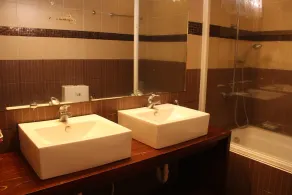 Twin Pines Suites - Image 2