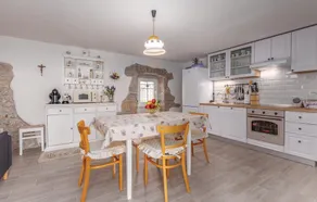 Beautiful Home in Cres With Wifi and 3 Bedrooms - Image 4