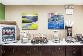 Van Wyck Hotel & Suites Near JFK Airport - Image 2