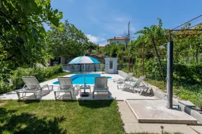 Sunflower house with a pool - Image 4