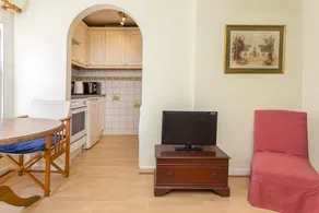 1 Bed Chelsea Flat With Parking - Image 5