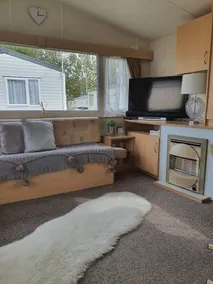 Stunning 2-bed Sleeps 6 Caravan in Felixstow - Image 3