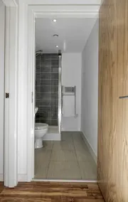 Stunning & Spacious 2BR Apartment in Mediacityuk - Image 2