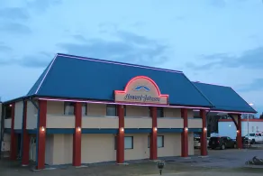 Howard Johnson by Wyndham Red Deer - Image 4