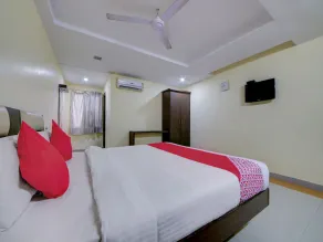 OYO 28033 Pradha Grand - Image 2