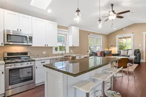 Lovely 2br W/ Private Yard 2 Bedroom Apts - Image 2