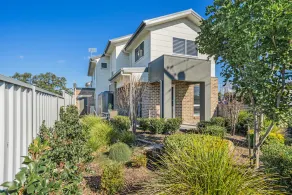 Newcastle Short Stay Apartments Adamstown Townhouses - Image 4