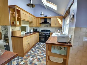Cosy Holiday Home With an Enclosed Garden and Terrace in the Heart of Torrington - Image 3