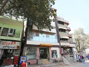 OYO 10588 Hotel Golden Square - Image 3