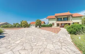 Amazing Home in Lisicic With 4 Bedrooms, Wifi and Outdoor Swimming Pool - Image 3