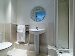 Royal Kingston Apartment - Image 2