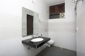 Royal Inn by OYO Rooms - Image 5