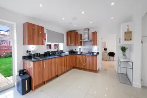 Luxury 5 bedroom Serviced Hse Leavesden - Image 5