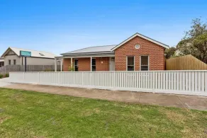 Coastal Vibe Apartments - Image 4