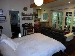 Stones Throw Cottage Bed & Breakfast - Image 3