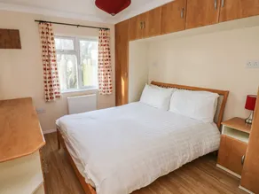 611 Atlantic View Tenby - Image 2