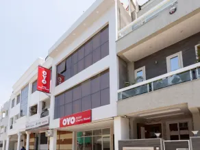 Hotel Cherry Wood by OYO Rooms - Image 4