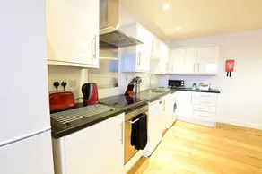 Roomspace Serviced Apartments- Kirk Court - Image 5