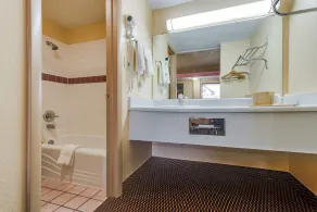 Travelers Inn Midwest City - Image 4